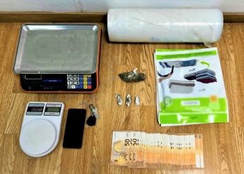 Χειροπέδες σε 61χρονο που διακινούσε κάνναβη στις «πιάτσες» του Πειραιά – ΦΩΤΟ