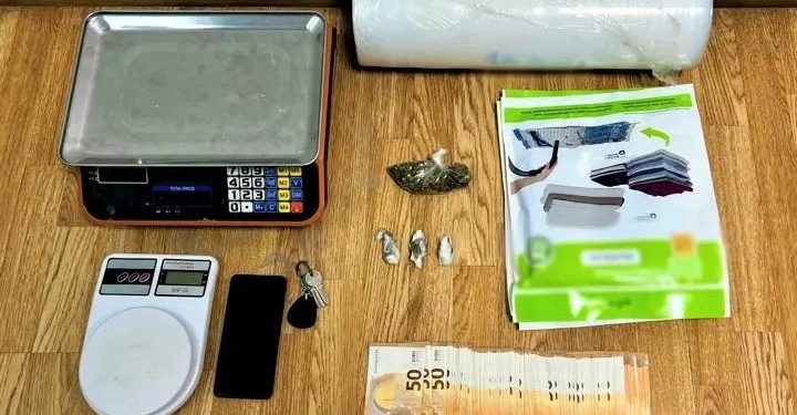 Χειροπέδες σε 61χρονο που διακινούσε κάνναβη στις «πιάτσες» του Πειραιά – ΦΩΤΟ