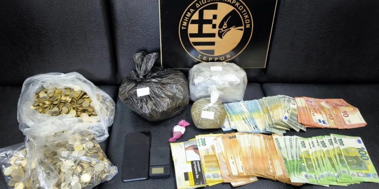 Σέρρες: Η «Roxy», η κάνναβη, τα σακούλια με τα μονόευρα και τα δίευρα και η… σύλληψη – ΦΩΤΟ