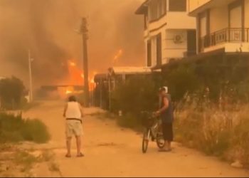 H Σμύρνη φλέγεται: Μάχη για 2η μέρα δίνουν οι πυροσβέστες στην Τουρκία – ΒΙΝΤΕΟ