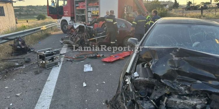 Θήβα: Σκοτώθηκε ζευγάρι σε φριχτό τροχαίο – Διαλύθηκαν τα αυτοκίνητα – ΦΩΤΟ