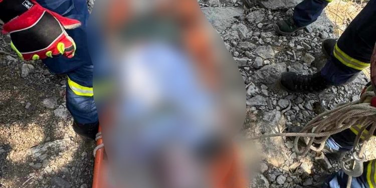Χανιά: Κατέρρευσε Γερμανός τουρίστας προσπαθώντας να διασχίσει το φαράγγι της Σαμαριάς – ΦΩΤΟ