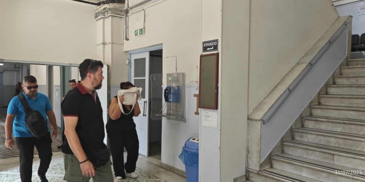 Βόλος: Προφυλακιστέα η 52χρονη μητέρα που κατηγορείται για παιδική πορνογραφία και γενετήσιες πράξεις σε βάρος της ανήλικης κόρης της – ΦΩΤΟ