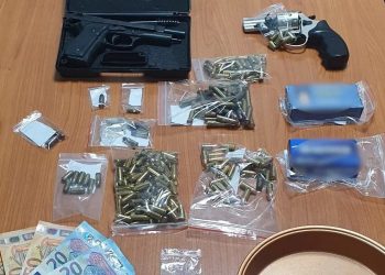 Αγρίνιο: Συνελήφθησαν 2 άνδρες για όπλα και ναρκωτικά – Ο ένας προσπάθησε να ξεφορτωθεί την κοκαΐνη στη θέα των αστυνομικών – ΦΩΤΟ