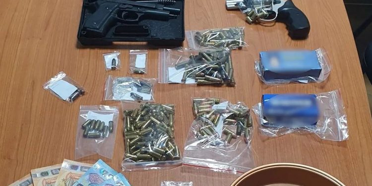 Αγρίνιο: Συνελήφθησαν 2 άνδρες για όπλα και ναρκωτικά – Ο ένας προσπάθησε να ξεφορτωθεί την κοκαΐνη στη θέα των αστυνομικών – ΦΩΤΟ