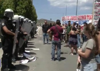 Ανάβυσσος: Ένταση και χημικά στη Σύνοδο των Πρυτάνεων – Διακοπή κυκλοφορίας στην Αθηνών-Σουνίου – BINTEO