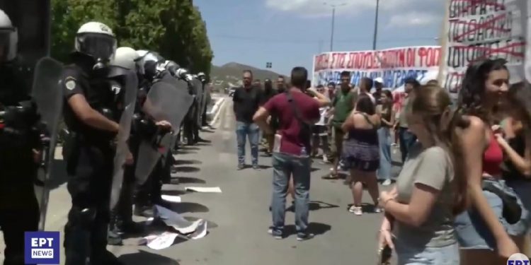 Ανάβυσσος: Ένταση και χημικά στη Σύνοδο των Πρυτάνεων – Διακοπή κυκλοφορίας στην Αθηνών-Σουνίου – BINTEO