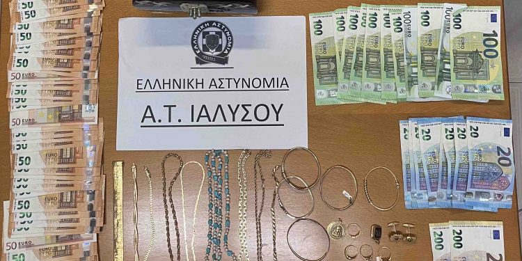 Ρόδος: Χειροπέδες σε απατεώνα που έπεισε ηλικιωμένη να του δώσει μετρητά και κοσμήματα – ΦΩΤΟ