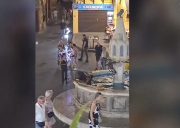 Σκηνές ντροπής στη Ρόδο – Νεαρός σπρώχνει άστεγο σε σιντριβάνι «για πλάκα» – ΒΙΝΤΕΟ – ΦΩΤΟ