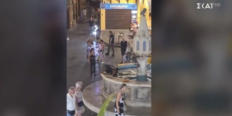 Σκηνές ντροπής στη Ρόδο – Νεαρός σπρώχνει άστεγο σε σιντριβάνι «για πλάκα» – ΒΙΝΤΕΟ – ΦΩΤΟ
