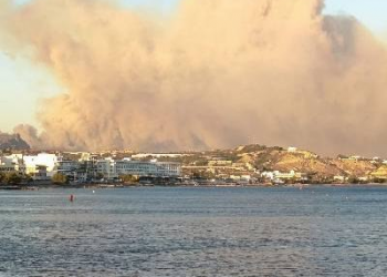 Μάχη με τις φλόγες στα Αχλιά Λασιθίου – Πλησιάζουν επικίνδυνα σπίτια και ξενοδοχεία – ΦΩΤΟ