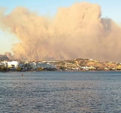 Μάχη με τις φλόγες στα Αχλιά Λασιθίου – Πλησιάζουν επικίνδυνα σπίτια και ξενοδοχεία – ΦΩΤΟ
