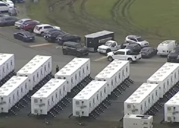 Ο Τραμπ θα εγκαινιάσει νέο κέντρο κράτησης παράνομων μεταναστών στο «Αλκατράζ με αλιγάτορες» – BINTEO