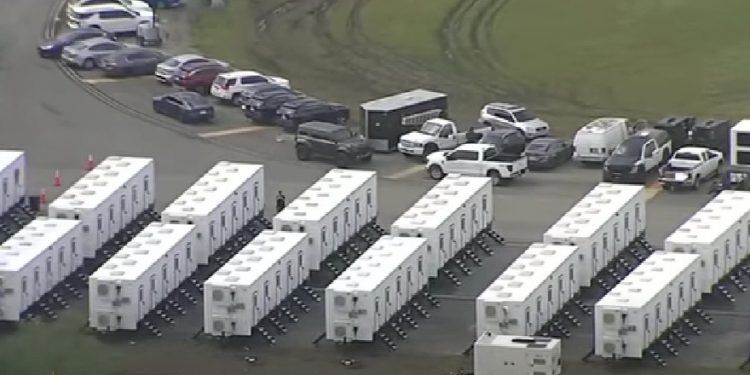 Ο Τραμπ θα εγκαινιάσει νέο κέντρο κράτησης παράνομων μεταναστών στο «Αλκατράζ με αλιγάτορες» – BINTEO