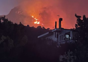 Ξεφεύγει το πύρινο μέτωπο στα Αχλιά Λασιθίου: Δύσκολη η νύχτα, τεράστια κινητοποίηση – ΒΙΝΤΕΟ – ΦΩΤΟ