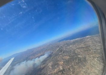 Φωτιά στη Ραφήνα: ΒΙΝΤΕΟ από τη στιγμή που αστυνομικοί απεγκλωβίζουν ηλικιωμένους υπό την απειλή του πύρινου μετώπου – ΦΩΤΟ