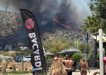 Φωτιά στο Κορωπί: Ήχησε το 112 – Καίγονται σπίτια – Kυκλοφοριακές ρυθμίσεις από την ΕΛΑΣ – ΒΙΝΤΕΟ – ΦΩΤΟ