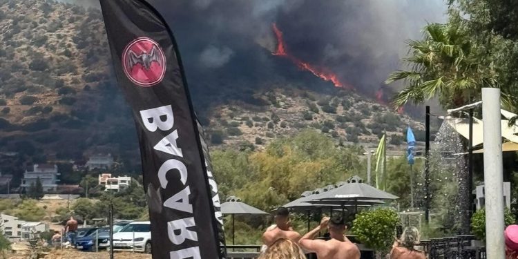 Φωτιά στο Κορωπί: Ήχησε το 112 – Καίγονται σπίτια – Kυκλοφοριακές ρυθμίσεις από την ΕΛΑΣ – ΒΙΝΤΕΟ – ΦΩΤΟ