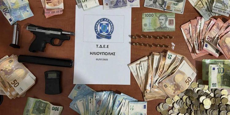 Ο δράστης της εισβολής στο Εφετείο με 1,5 εκατ. ευρώ και ναρκωτικά εμφανίστηκε σε Τμήμα της Ηλιούπολης με πιστόλι – ΦΩΤΟ