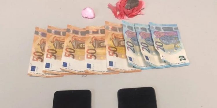 Θεσσαλονίκη: Χειροπέδες σε γυναίκα που διακινούσε ηρωίνη και κοκαΐνη – ΦΩΤΟ