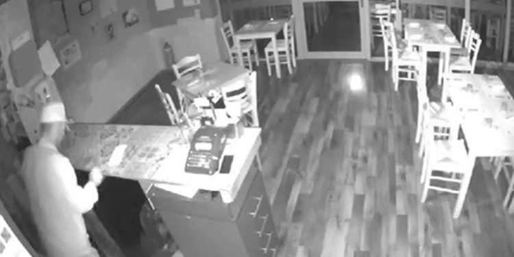 ΒΙΝΤΕΟ ΝΤΟΚΟΥΜΕΝΤΑ: Καρέ καρέ η δράση κλέφτη που είχε «ρημάξει» καταστήματα και αυτοκίνητα στη Νέα Φιλαδέλφεια
