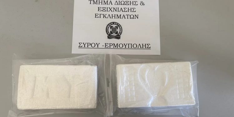 Σύρος: Εντοπίστηκαν πάνω από 2 κιλά κοκαΐνη σε υπαίθρια «καβάτζα» – ΦΩΤΟ