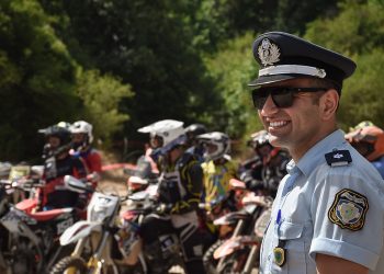 Καστοριά: Η Τροχαία διένειμε ενημερωτικά φυλλάδια για την καθολική χρήση κράνους – ΦΩΤΟ