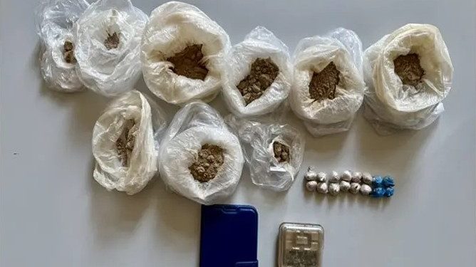 Χειροπέδες σε άνδρα που διακινούσε ηρωίνη στις «πιάτσες» της Λάρισας – ΦΩΤΟ