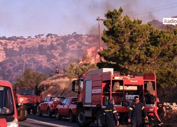 Φωτιά στην Ιεράπετρα: Πολλές και διάσπαρτες οι εστίες που αντιμετωπίζουν οι πυροσβέστες – ΒΙΝΤΕΟ – ΦΩΤΟ