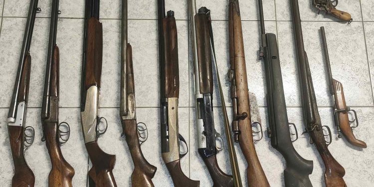 Λασίθι: Χειροπέδες σε 58χρονο που είχε μίνι-οπλοστάσιο και καλλιεργούσε δενδρύλλια κάνναβης – ΦΩΤΟ