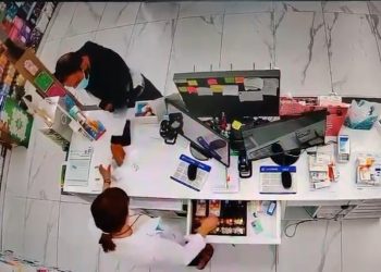 ΒΙΝΤΕΟ ΝΤΟΚΟΥΜΕΝΤΟ: H στιγμή που ο ληστής των νοτίων προαστίων απειλεί με μαχαίρι μία φαρμακοποιό