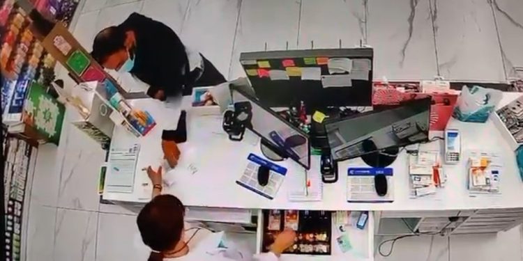 ΒΙΝΤΕΟ ΝΤΟΚΟΥΜΕΝΤΟ: H στιγμή που ο ληστής των νοτίων προαστίων απειλεί με μαχαίρι μία φαρμακοποιό