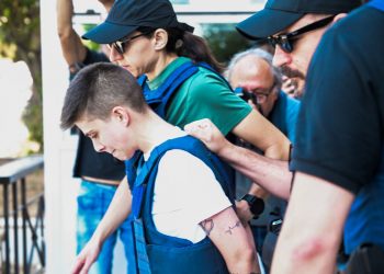 Με σκυμμένο κεφάλι και αλεξίσφαιρο γιλέκο στον εισαγγελέα η Ειρήνη Μουρτζούκου – ΒΙΝΤΕΟ – ΦΩΤΟ