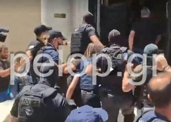 «Φόνισσα» – Οργή λαού για την Μουρτζούκου – Έφτασε στα δικαστήρια Πάτρας υπό δρακόντεια μέτρα ασφαλείας – ΒΙΝΤΕΟ – ΦΩΤΟ