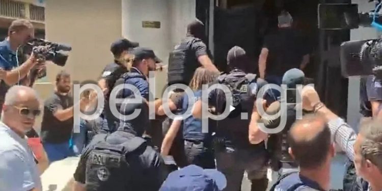 «Φόνισσα» – Οργή λαού για την Μουρτζούκου – Έφτασε στα δικαστήρια Πάτρας υπό δρακόντεια μέτρα ασφαλείας – ΒΙΝΤΕΟ – ΦΩΤΟ