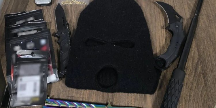 Βέροια: Συνελήφθη διακινητής κάνναβης με 3 μαχαίρια και γκλοπ – ΦΩΤΟ