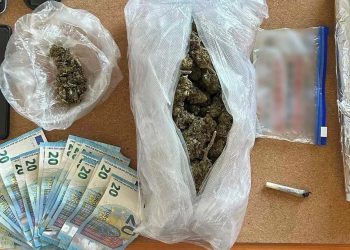 Αστυνομικοί της Καλαμάτας συνέλαβαν στην Αθήνα 45χρονο για διακίνηση κοκαΐνης και κάνναβης – ΦΩΤΟ