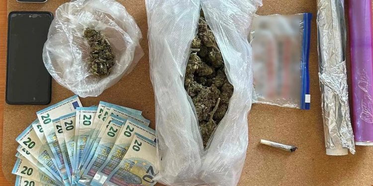 Αστυνομικοί της Καλαμάτας συνέλαβαν στην Αθήνα 45χρονο για διακίνηση κοκαΐνης και κάνναβης – ΦΩΤΟ