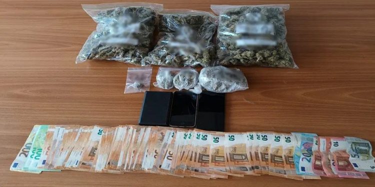 Καλλιθέα: Χειροπέδες σε 26χρονο που διακινούσε ναρκωτικά στο κέντρο της Αθήνας – ΦΩΤΟ