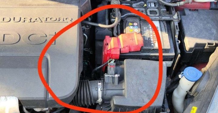 Συνελήφθη 30χρονος που έκρυβε ναρκωτικά στον κινητήρα του αυτοκινήτου του – ΦΩΤΟ