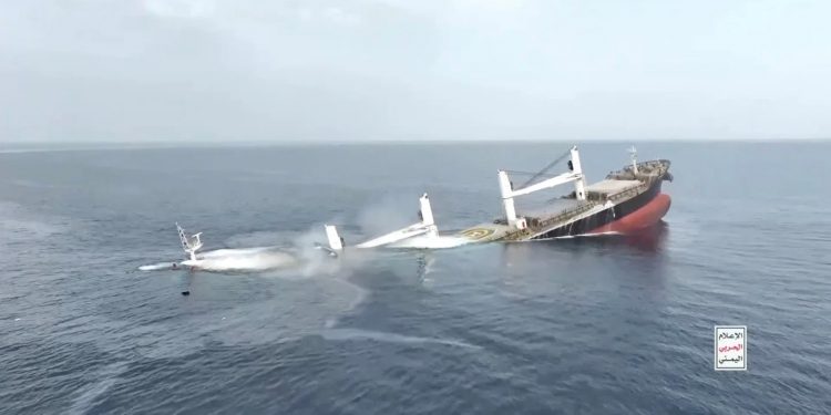 Διασώθηκε ο Έλληνας φρουρός ασφαλείας του ελληνόκτητου πλοίου «Eternity C» που χτυπήθηκε από Χούθι – ΒΙΝΤΕΟ – ΦΩΤΟ