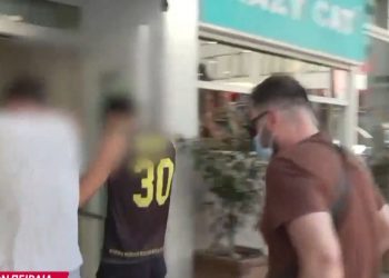 Πειραιάς: Στα δικαστήρια οι κατηγορούμενοι για τον ομαδικό βιασμό 14χρονης – BINTEO – ΦΩΤΟ