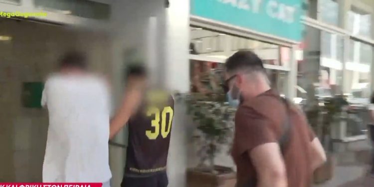 Πειραιάς: Στα δικαστήρια οι κατηγορούμενοι για τον ομαδικό βιασμό 14χρονης – BINTEO – ΦΩΤΟ