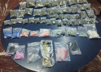 Πειραιάς: Συνελήφθησαν 15χρονος και 17χρονος – Πέταξαν σακίδιο με τα ναρκωτικά στη θέα των αστυνομικών – ΒΙΝΤΕΟ – ΦΩΤΟ