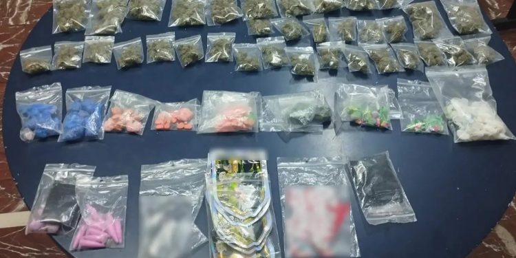Πειραιάς: Συνελήφθησαν 15χρονος και 17χρονος – Πέταξαν σακίδιο με τα ναρκωτικά στη θέα των αστυνομικών – ΒΙΝΤΕΟ – ΦΩΤΟ