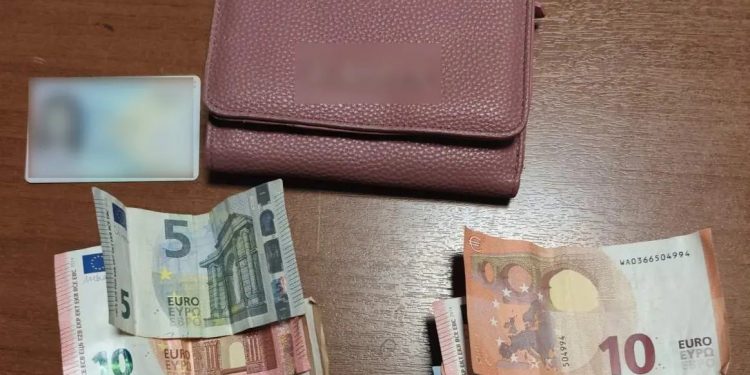 Συνελήφθησαν 2 πορτοφολάδες που «έγδυναν» τουρίστες στο ιστορικό κέντρο της Αθήνας – ΦΩΤΟ