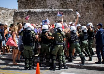 Πώς η ειρηνική διαδήλωση στη Ρόδο κατέληξε σε βίαια επεισόδια μεταξύ διαδηλωτών και ΜΑΤ