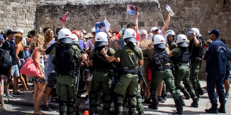 Πώς η ειρηνική διαδήλωση στη Ρόδο κατέληξε σε βίαια επεισόδια μεταξύ διαδηλωτών και ΜΑΤ