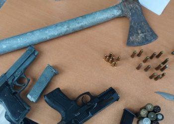 Απείλησε την πρώην γυναίκα του με πυροβόλο όπλο – Είχε τσεκούρι, σουγιά και πιστόλια – ΦΩΤΟ