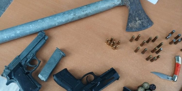 Απείλησε την πρώην γυναίκα του με πυροβόλο όπλο – Είχε τσεκούρι, σουγιά και πιστόλια – ΦΩΤΟ